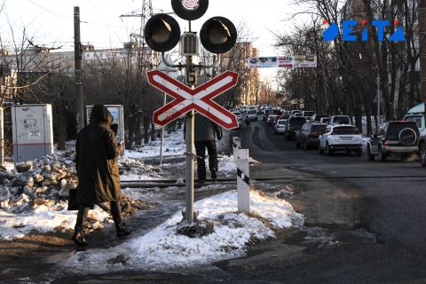 Приморец упал с моста, спасаясь от приближающегося поезда