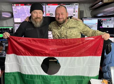 Криворожская дипломатия: посол Украины похвастался дырявым флагом Венгрии