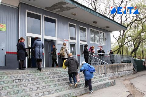 Железнодорожный перрон с пассажирами обрушился во Владивостоке