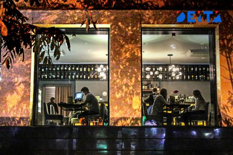 Пьяный хулиган устроил дебош в кафе в центре Владивостока