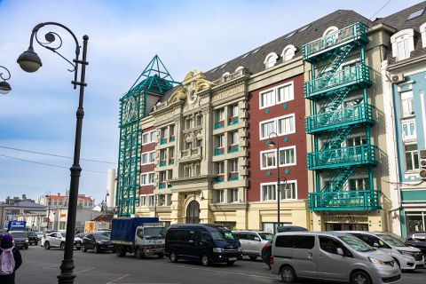 Фасад здания на Океанском проспекте, 13 обновили во Владивостоке
