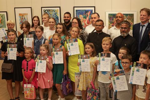 Индия стала ближе – участников выставки наградили в картинной галерее