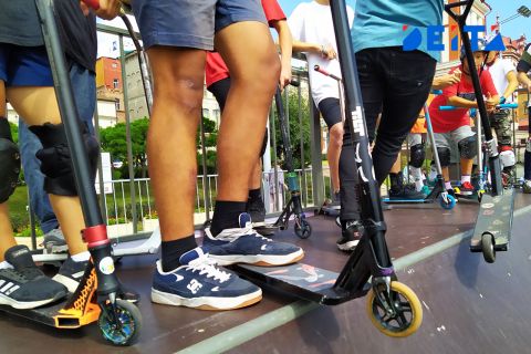 Мальчик на самокате попал под автомобиль во Владивостоке