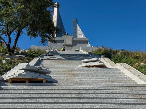 НЗМУ отремонтирует звонницу рядом с памятником «Скорбящая мать»