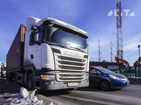 Водителя грузовика, уронившего булыжник на дорогу, объявила в розыск полиция Приморья