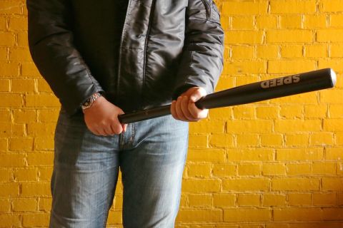 Двое мужчин избили случайного прохожего битами во Владивостоке