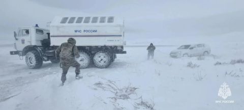 Снежный затор и массовое ДТП парализовали движение по федеральной трассе на Дальнем Востоке