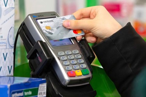 В Роскачестве предупредили об ответственности за использование найденной банковской карты