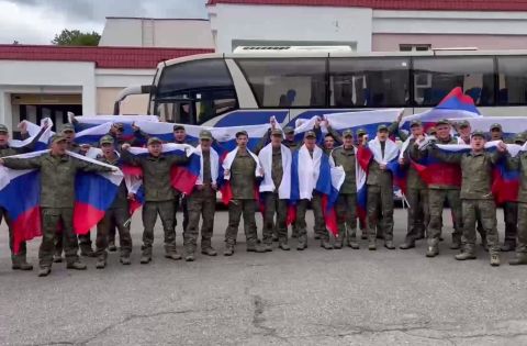 Возвращение из плена: на белорусской земле встретили освободившихся военных