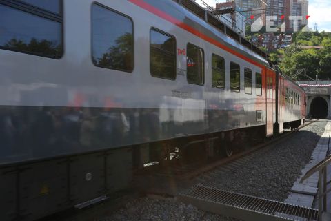 В тесноте и духоте: "лёгкое метро" Владивостока не вмещает всех желающих