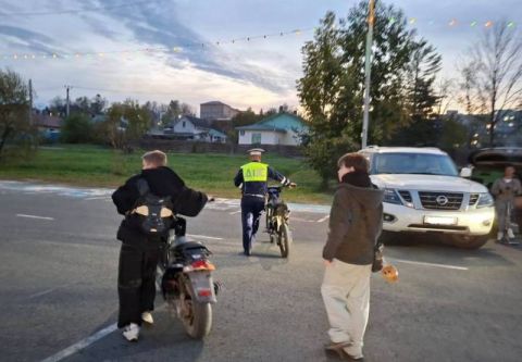 Родителей подростков-мопедистов в Артеме наказали за езду детей без прав