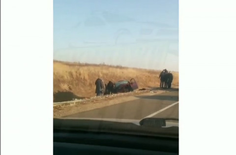 На приморской трассе лоб в лоб встретились две легковушки