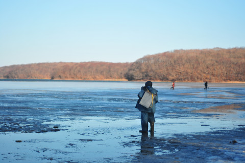 Мужчина провалился под лед на глазах жителей многоэтажки