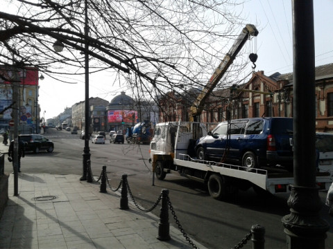 Вот, что творит эвакуатор с машиной жителя Владивостока