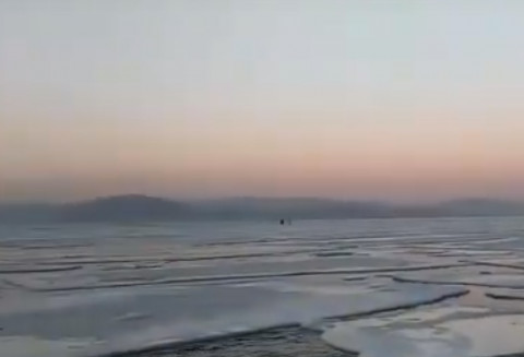 Льдину с людьми оторвало от берега в Приморье