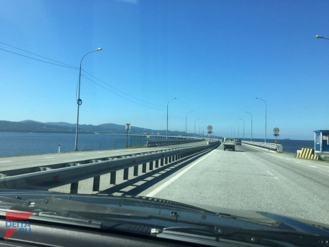 Таксист вез семью из аэропорта Владивостока и влетел в КАМАЗ