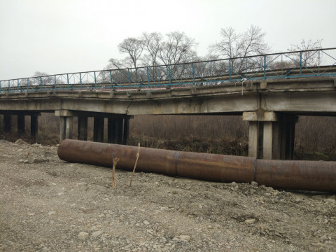 Дальнобойщику, под которым рухнул мост, пришел на помощь профсоюз