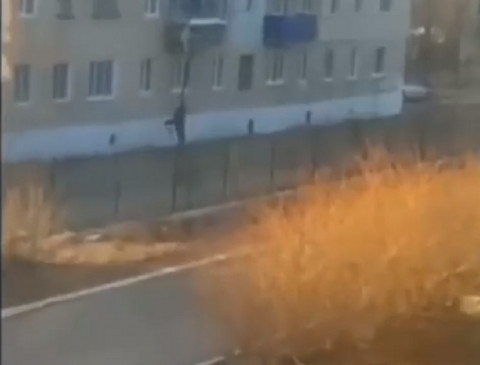 Приморец оригинально "свалил" из дома