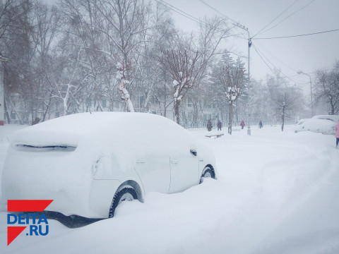 Сахалин сковал снежный циклон