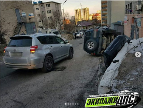 Большой внедорожник перевернулся во Владивостоке