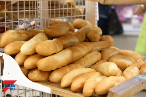 "А хлеб-то с подарком":