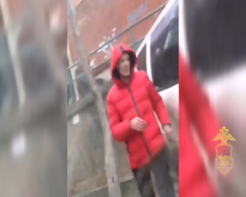 Агрессивный парень напал на авто девушки во Владивостоке