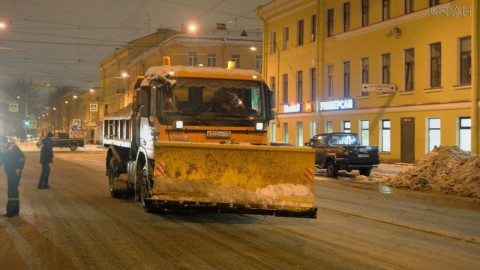 Главную проблему уборки дорог от снега назвали в Санкт-Петербурге