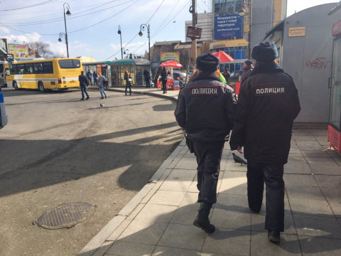 Пожилого мужчину на белом стареньком авто разыскивают в Приморье