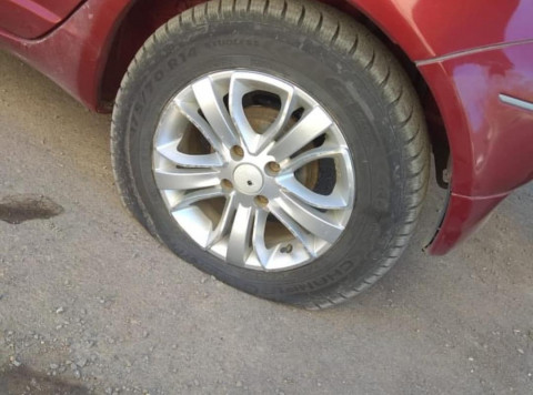 Директор кладбища резал колеса автомобилям