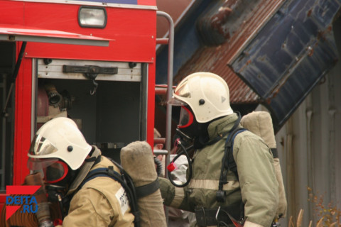 Два человека едва не погибли при пожаре в жилом доме