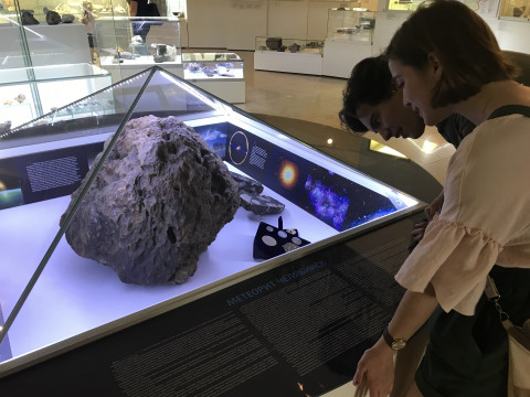 Метеорит, заводы и несокрушимые мужики: девушка изучила российский город