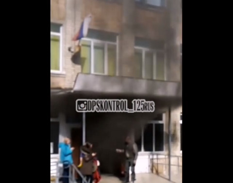 «Пламя из школы прямо…» — в Сети появилось видео горящей школе