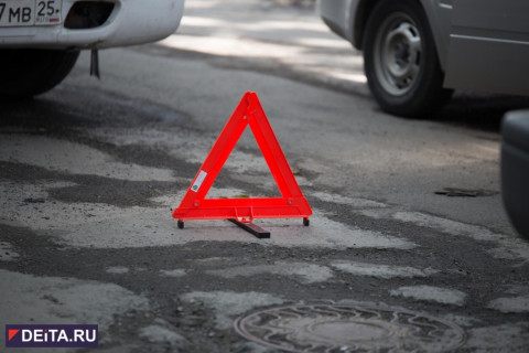 Водитель сбил пешехода и едва не угробил пассажиров