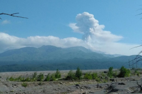 Вулкан проявил активность на Дальнем Востоке