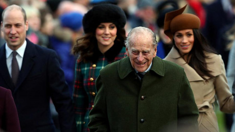 Супруг Елизаветы II извинился за сломанную руку женщины