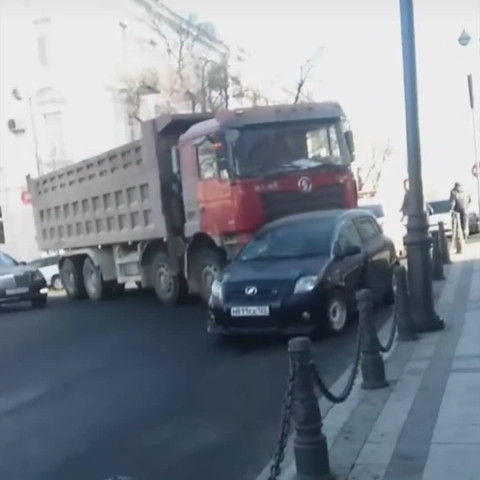 Грузовик протаранил легковушку в центре города