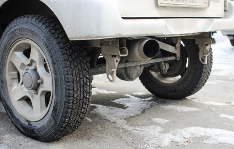 Микроавтобус выехал с острова Русский в пригород, но до места доехать не смог