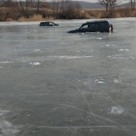 Популярная у приморских рыбаков река "отняла" несколько авто