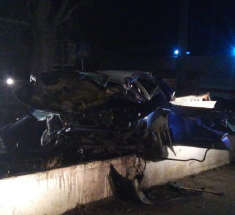 Жесткая авария превратила машину с людьми в "гармошку"