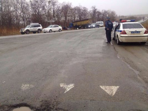 Водитель самосвала погубил молодых автомобилистов в Приморье