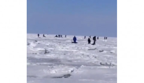 Видео: снегоход ушел под лед на Дальнем Востоке