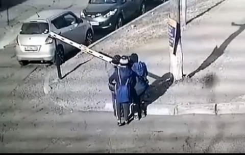 Детей обвиняют в порче шлагбаума