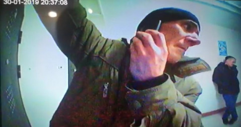 Людям страшно: закладчики попали на запись видеокамеры в подъезде