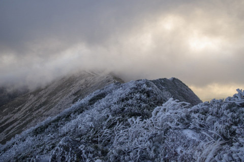 Военные взрывают скальный обвал на Бурее