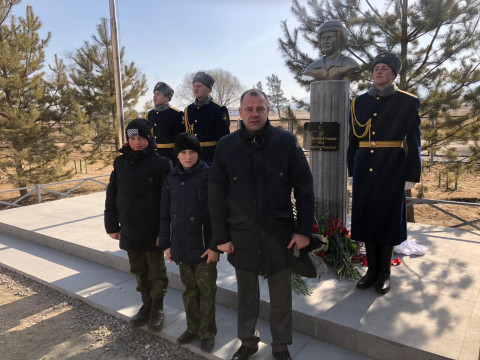 «За пацанов!»: памятник Герою России Филипову открыли в Приморье