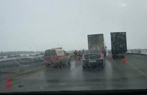 Видео: в массовом ДТП пострадали 10 автомобилей