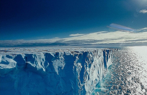 Гигантская полость подо льдами заинтересовала ученых