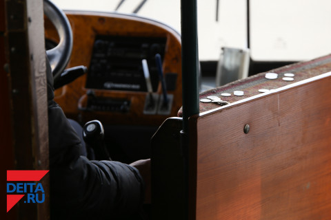 «Право на безнал»: почему он не работает в автобусах столицы и кому это выгодно