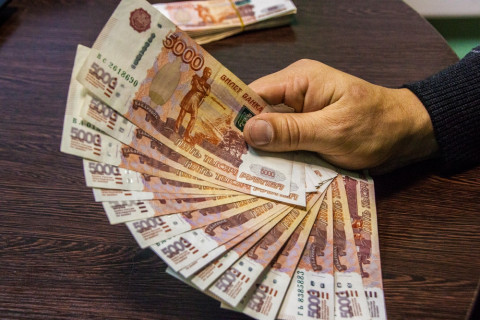 Фальшивые "пятерки" заполонили приморский город