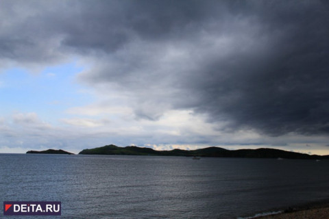 Теплоход с людьми на борту сел на мель